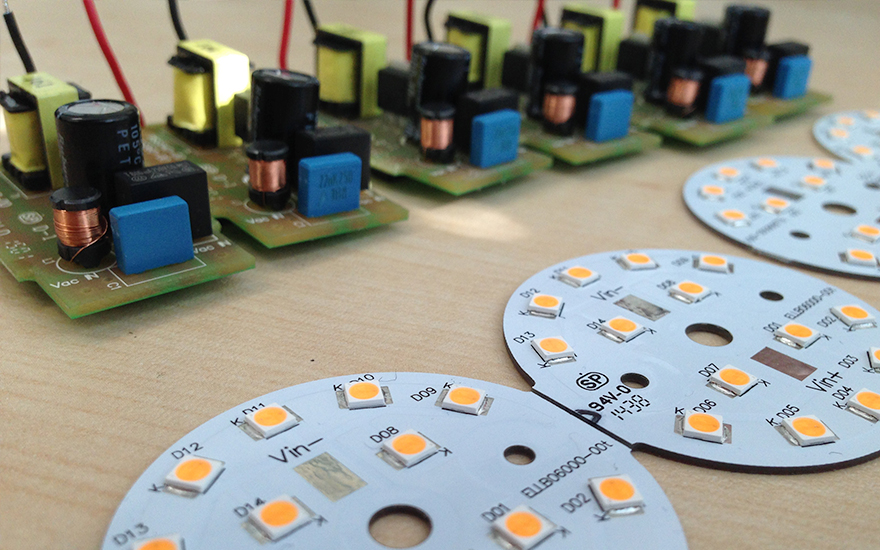 自社設計による電源部分の開発、製造